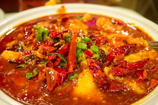 Vì sao nhiều người thích ăn cay dù có hại?