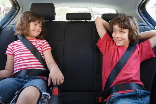 Nguyên tắc cần tuân thủ khi lái xe để đảm bảo an toàn cho trẻ em