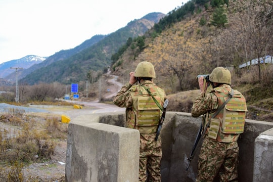 Poroshenko bị cáo buộc gian lận bầu cử​; Binh sĩ Ấn Độ, Pakistan đọ súng tại Kashmir