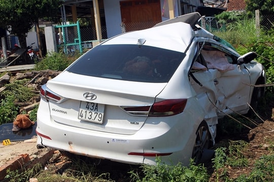 Đi qua đường tàu, ô tô bị hất văng, 3 người bị thương nặng