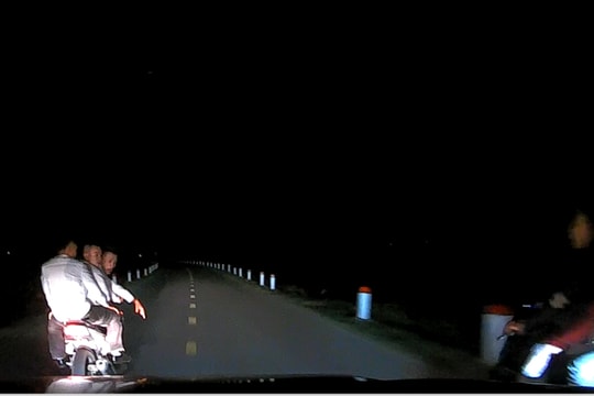 Thanh niên đi xe máy chở 3, dàn hàng ngang đe dọa tài xế lái ôtô