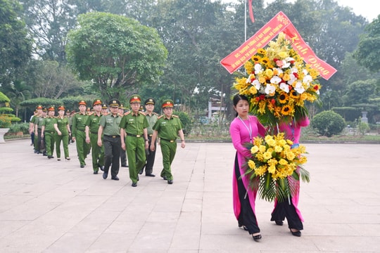 Thứ trưởng Bộ Công an dâng hoa, dâng hương tại Khu Di tích Kim Liên