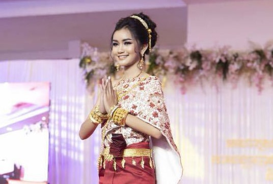 Người đẹp 18 tuổi vừa đăng quang Hoa hậu Campuchia bị chê như học sinh cấp 2