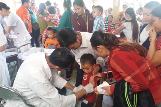 Hàng trăm trẻ ở khu vực biên giới Nghệ An được tiêm vắc-xin phòng sởi - rubella 