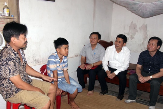 Giám đốc Sở GD&ĐT Nghệ An thăm hỏi học sinh lớp 5 bị thương tích