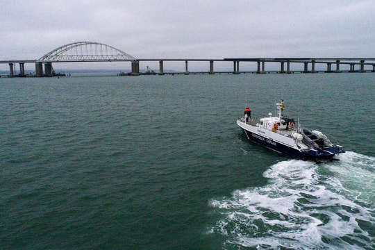 NATO tuyên bố bảo đảm cho tàu của Ukraine đi qua Eo biển Kerch 