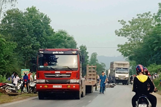 Va chạm với xe tải, cô gái tử vong trên đường đi làm