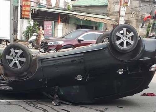 Xế hộp húc đổ cột đèn phơi bụng trên QL1A