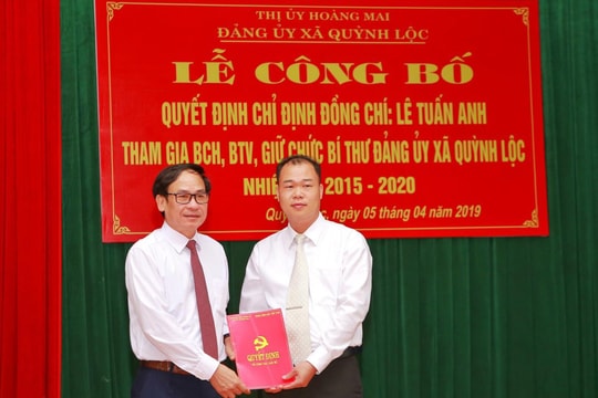 Thị xã Hoàng Mai: Trao quyết định điều động cán bộ về làm bí thư xã, phường