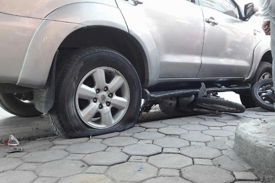 Kinh nghiệm xử lý khi xe nổ lốp giữa đường