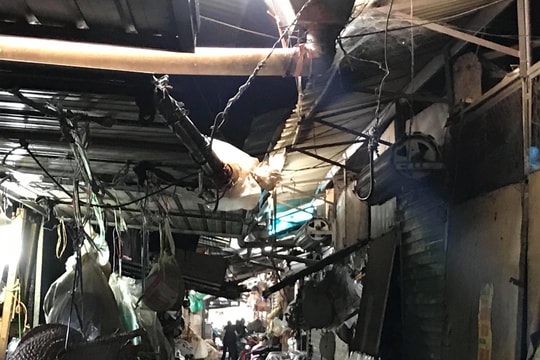 Báo động ô nhiễm môi trường, nguy cơ cháy nổ chợ Hiếu