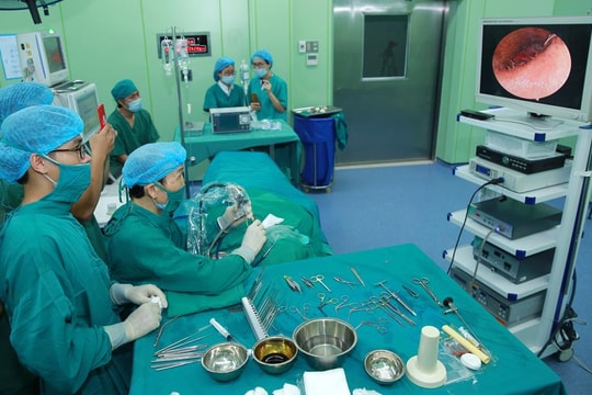 Chuyên gia đầu ngành tai mũi họng trực tiếp phẫu thuật cho bệnh nhân tại Bệnh viện ĐKTP Vinh