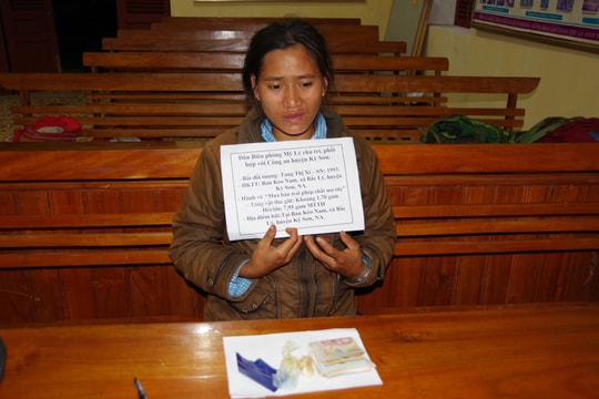 Bắt giữ một phụ nữ giấu ma túy dưới mái tranh để bán kiếm lời