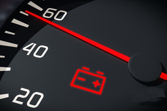 Cảnh báo tài xế tuyệt đối không bỏ qua dấu hiệu đèn cảnh báo ắc quy phát sáng