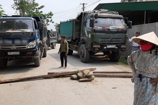 Người dân Hưng Nguyên chặn đường ngăn xe tải chở vật liệu