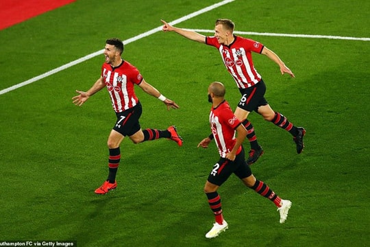 Salah tỏa sáng giúp Liverpool trở lại ngôi đầu Premier League