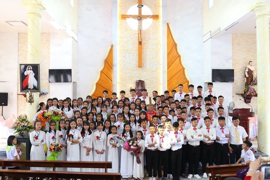 Giám mục Giáo phận Vinh cử hành thánh lễ tại giáo xứ Trang Cảnh