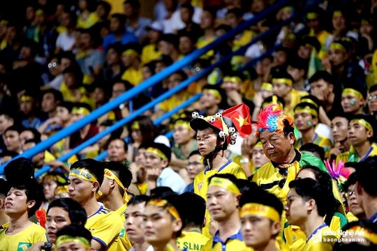 Hàng nghìn CĐV SLNA buồn bã nhìn đội nhà thất thủ tại Hàng Đẫy