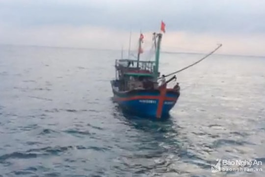 Lai dắt tàu cá cùng 18 ngư dân Nghệ An vào bờ an toàn