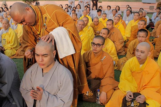 Diễn viên hài Lê Dương Bảo Lâm bất ngờ xuống tóc ở Ấn Độ