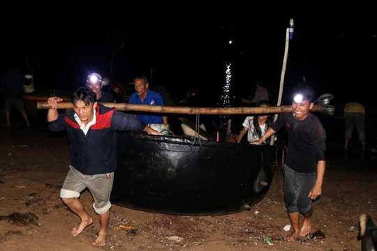 Trắng đêm cùng thợ câu mực “nháy” Nghệ An