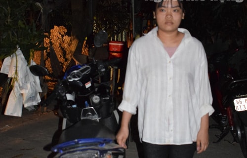 Chồng bị vợ “hờ” 18 tuổi xịt hơi cay, đâm chết khi đến thăm con