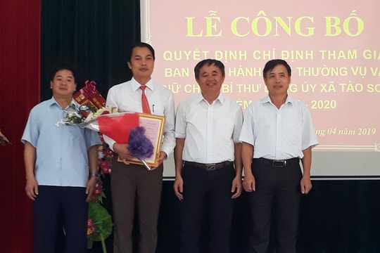 Anh Sơn: Trao quyết định điều động cán bộ về làm Bí thư Đảng ủy xã