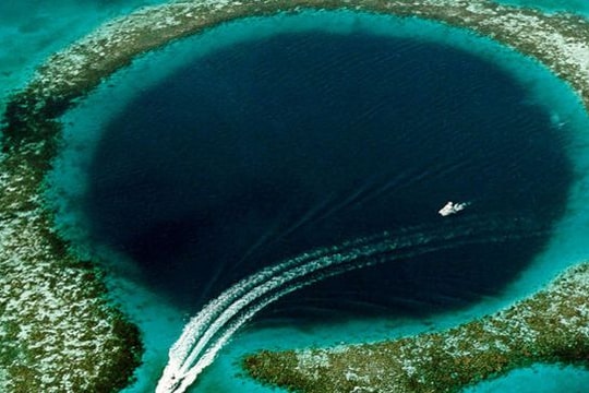 Phát hiện xác chết dưới đáy hố xanh bí ẩn giữa đại dương