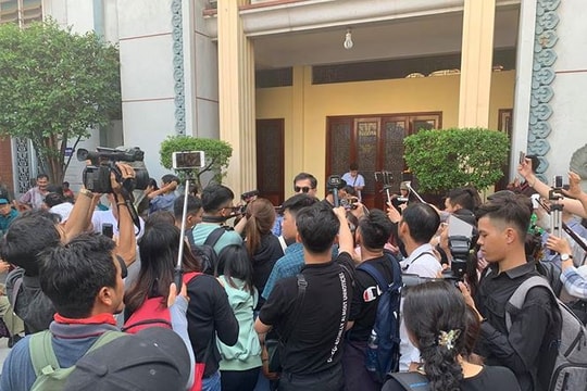 Những hành động phản cảm ở đám tang nghệ sỹ Anh Vũ gây bức xúc dư luận