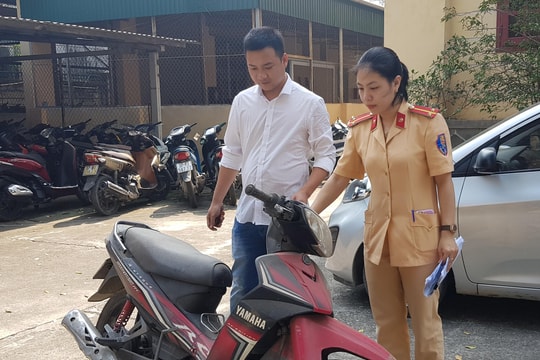 Nhận lại xe máy sau 8 năm bị mất cắp