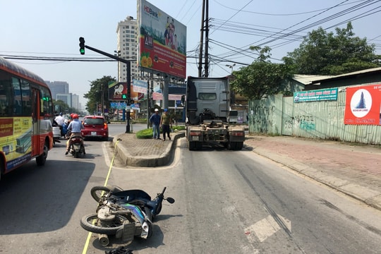 Xe máy va chạm container, 1 người nguy kịch