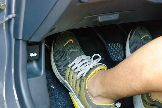 Vì sao bàn đạp phanh ô tô bị tụt thấp?