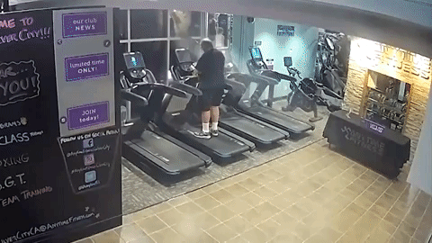 Hy hữu: Bị ô tô đâm khi đang chạy bộ trên máy tập