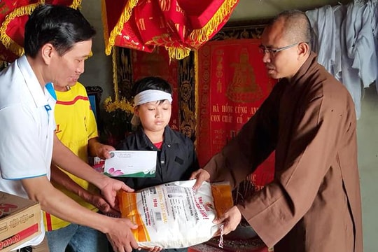 Chùa Đức Hậu tặng quà học sinh mồ côi