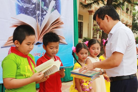 Gần 600 đầu sách tặng trường Tiểu học Quang Thành (Yên Thành)