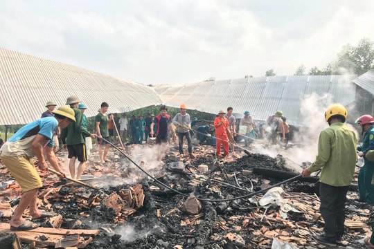Nghệ An: Cháy rụi nhà sàn 3 gian, 1 người thiệt mạng