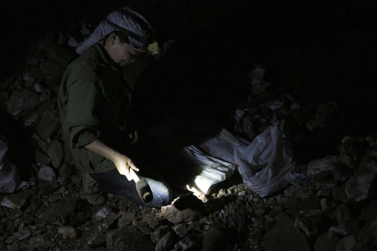 Mưu sinh giữa lòng “âm phủ”