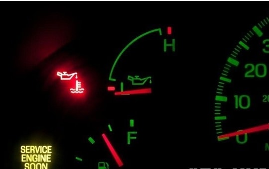 Đèn báo nhớt ô tô sáng - nếu bỏ qua sẽ nguy hiểm khó lường