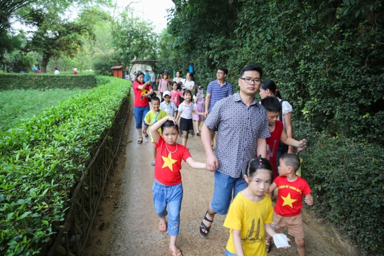 Hơn 7.000 du khách hành hương về quê Bác trong ngày giỗ Tổ