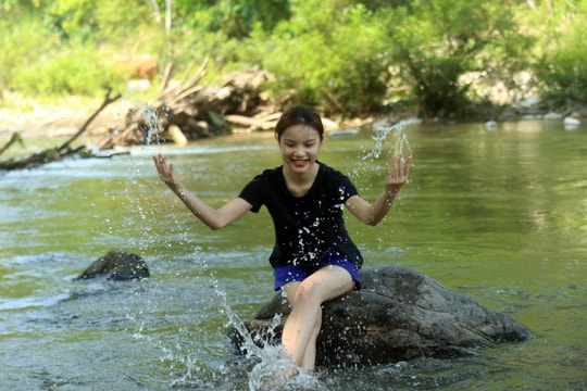 Người dân vùng cao Nghệ An thuê lán trại nghỉ lễ bên khe suối