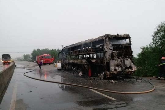 Xe khách bốc cháy trong đêm khi đang lưu thông trên Quốc lộ 1A