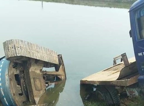 Xe tải chở máy xúc đâm xe máy điện, 3 học sinh thương vong