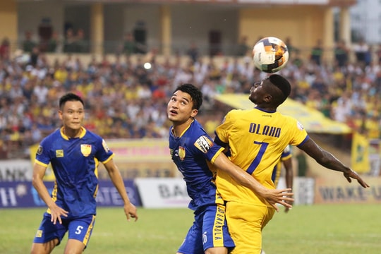 Những khoảnh khắc Michael Olaha chao đảo hàng phòng ngự Thanh Hóa