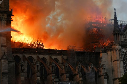 Tổng thống Macron: Cả nước Pháp đang đau buồn