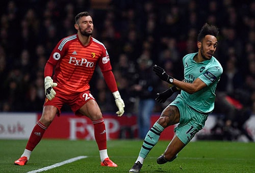 Arsenal trở lại top 4 nhờ sai lầm của thủ môn Watford
