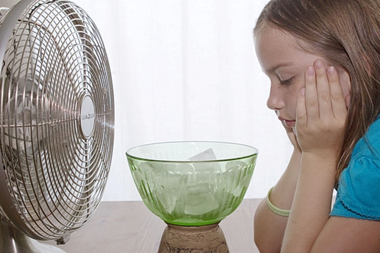 4 sai lầm khi dùng quạt điện mùa nắng nóng