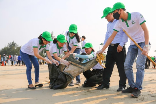 Hàng nghìn thanh niên huyện Nghi Xuân chung tay bảo vệ môi trường biển