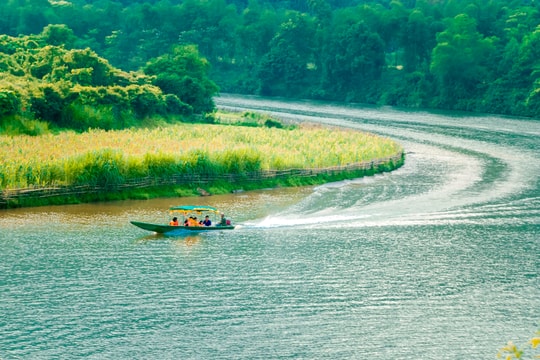 Khám phá sông Giăng vào Hạ tấp nập khách du lịch