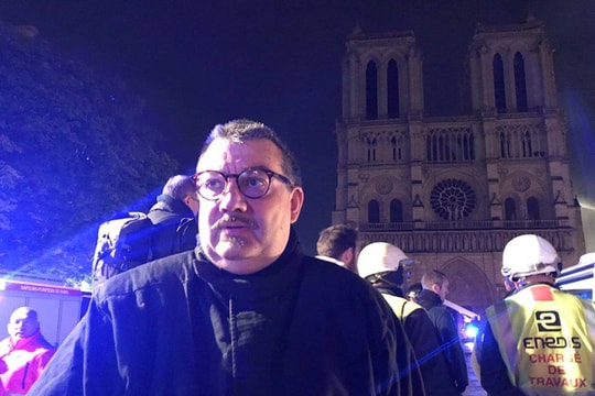 Linh mục xả thân cứu Vương miện gai khỏi đám cháy Nhà thờ Đức Bà Paris