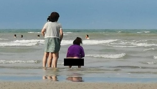 Malaysia điều tra vụ khách nước ngoài đại tiện trên bãi tắm